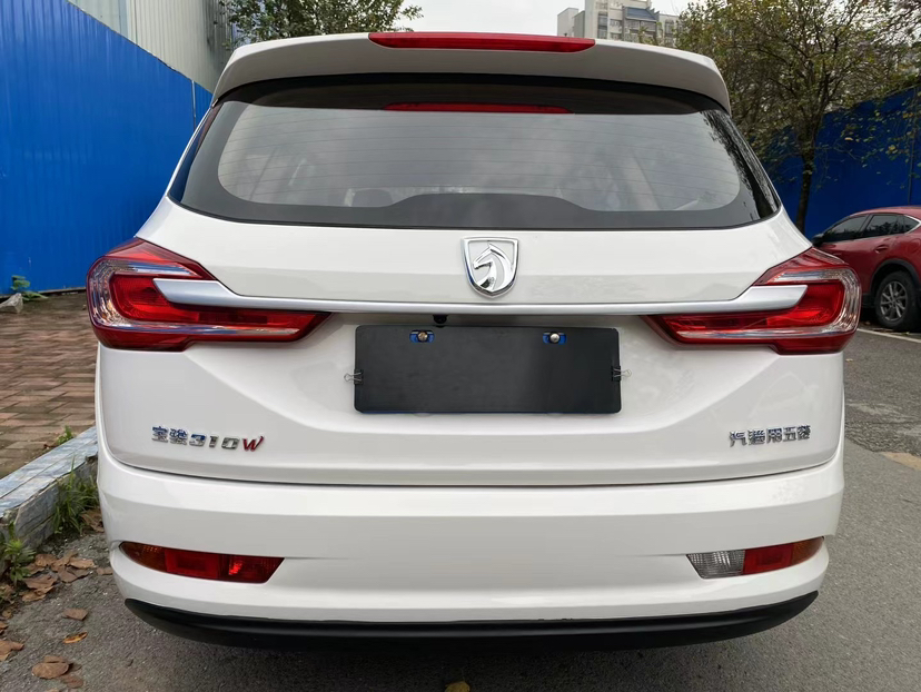 Used Baojun 310W 2017 1.5L Manual Comfort Version China VI Emission Standard
