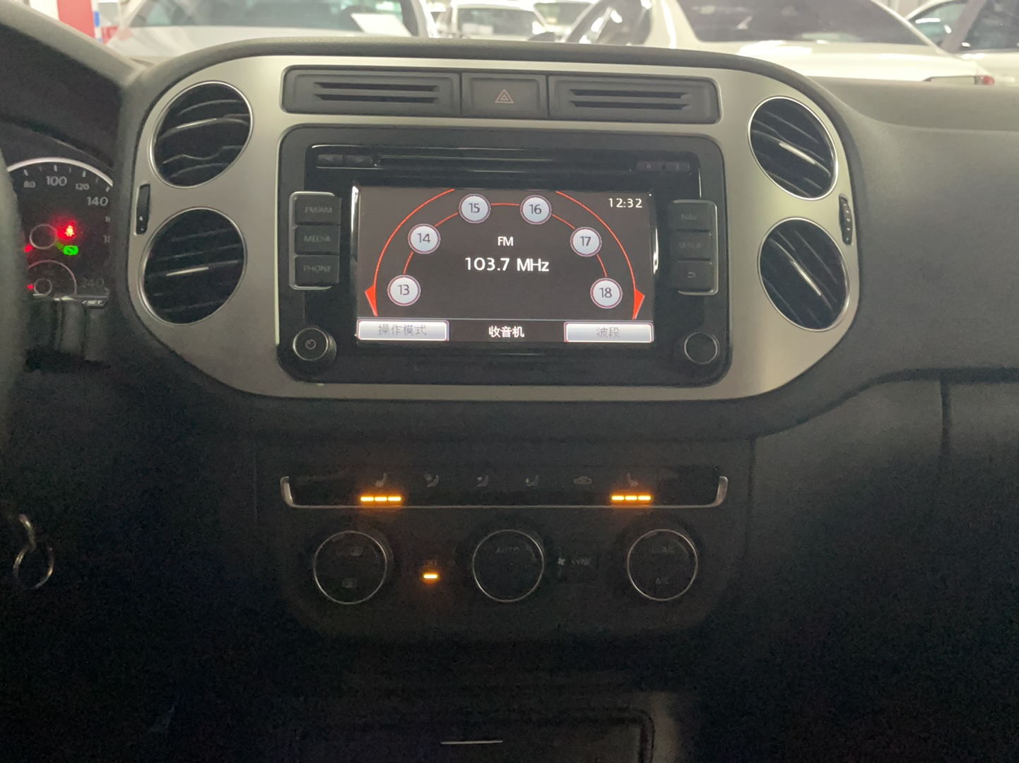 Used Volkswagen Tiguan 2013 2.0 TSI Automatic All-Wheel Drive Luxury Edition Audio And AC Panel