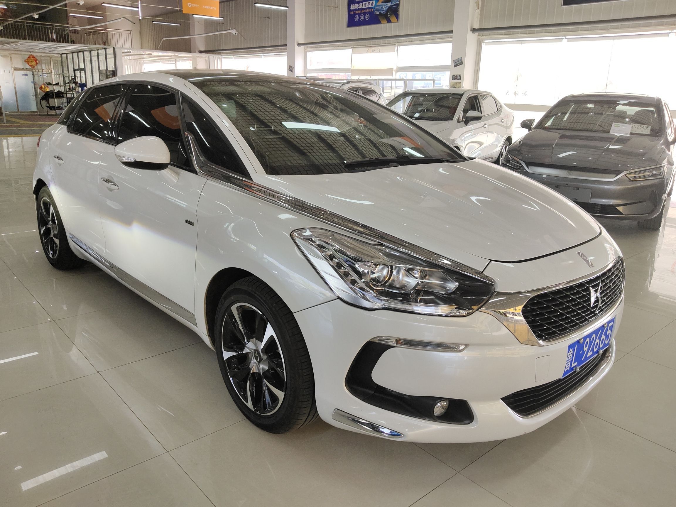 Used DS 5 2015 1.6T Luxury Edition THP160 Front Right 45 Deg