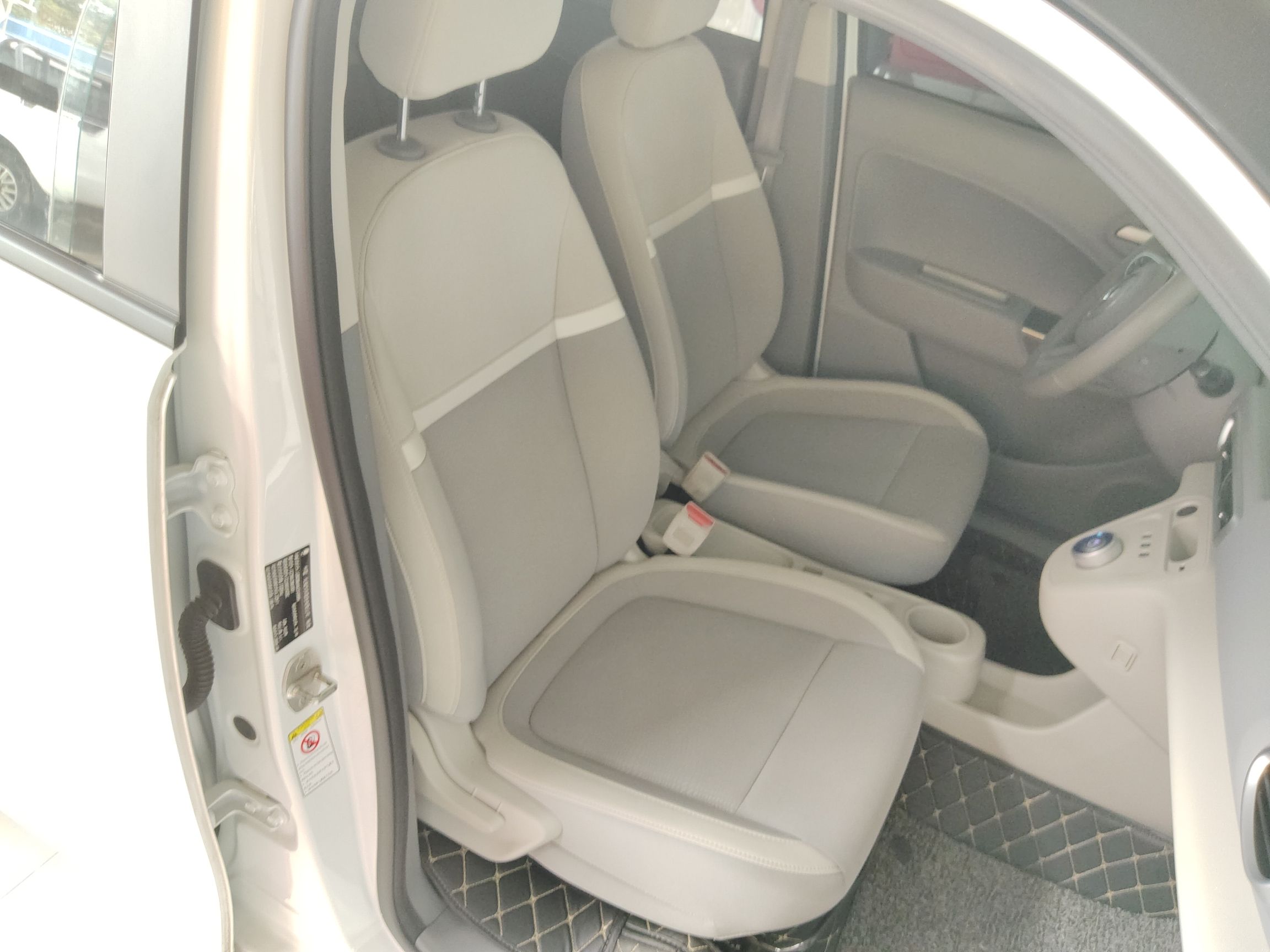 Used ORA White Cat 2020 360 km Luxury Version Right Front Seat