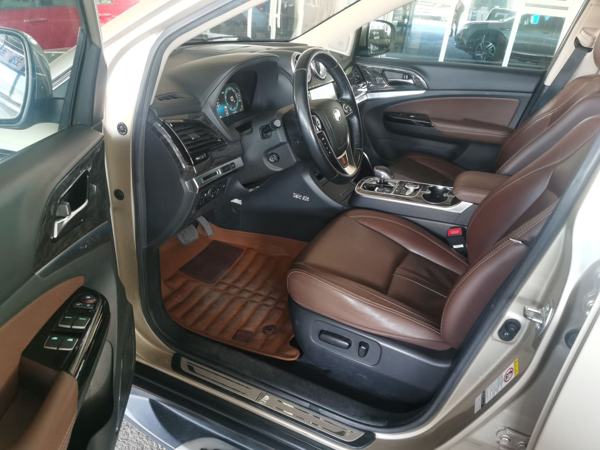 Used BYD Tang New Energy 2015 2.0T Four-Wheel-Drive Flagship Model Interior 2