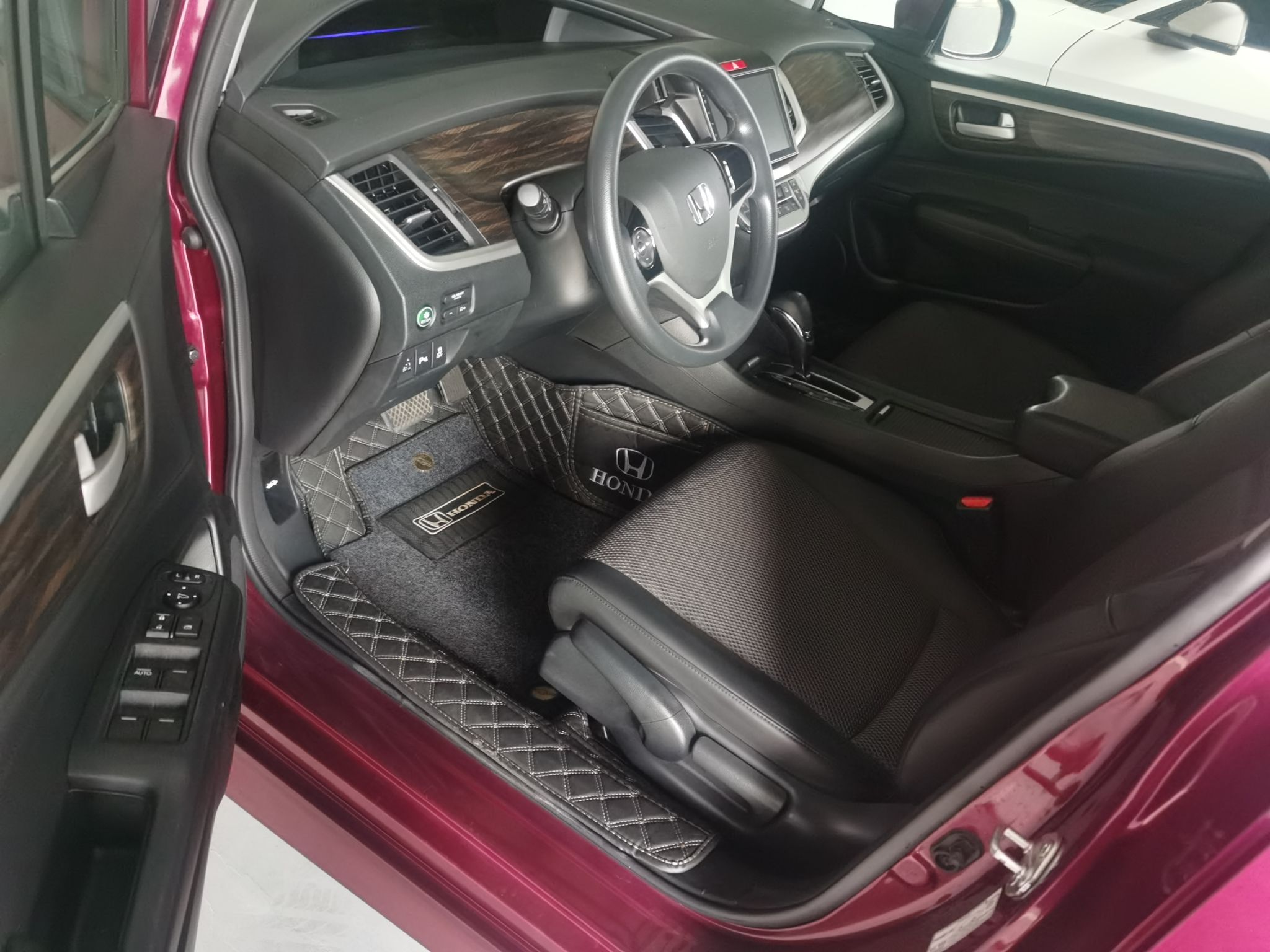 Used Honda Jade 2017 1.8L automatic Comfort version 5 seats Interior 2